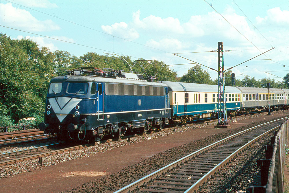 https://www.eisenbahnfotograf.de/datei/September 1981/1570224 DB 110365 Dammtor 1.9.81.jpg